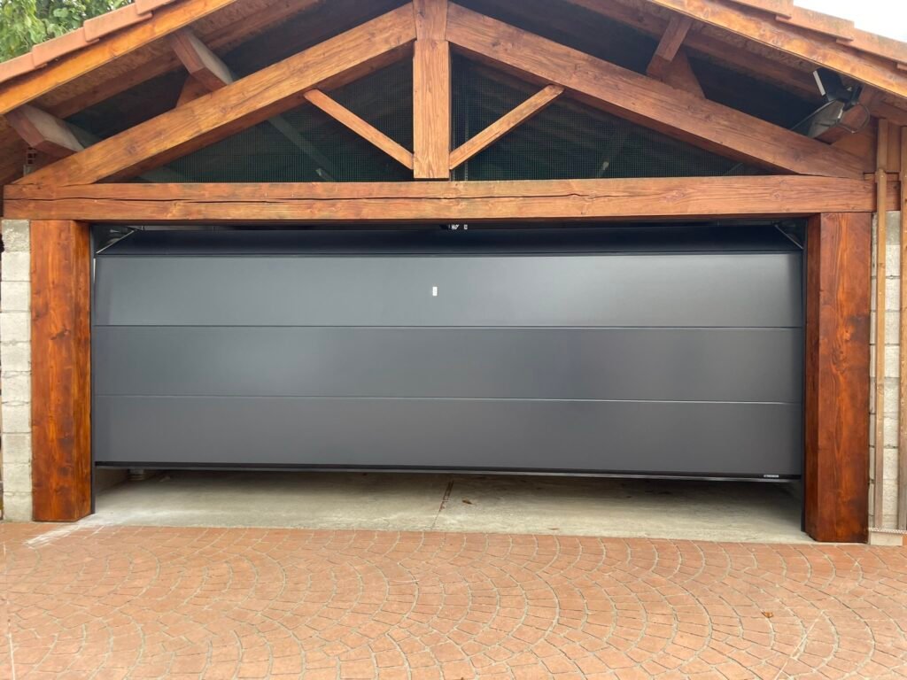 Portail sectionnel gris très grand motorisé installé à Montgaillard-Lauragais (31290) par GPA Automatisme. Sécurisation et praticité pour une grande entrée moderne et fonctionnelle