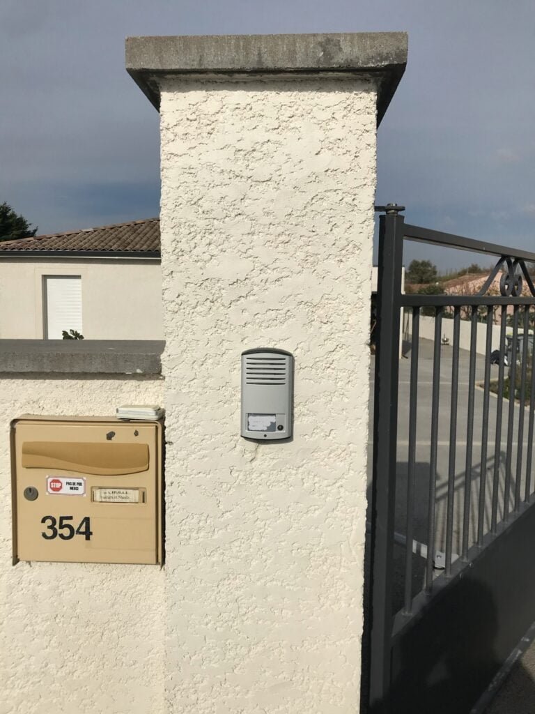 Portier audio installé à Vauvert (31260) par GPA Automatisme. Contrôle d'accès pratique et sécurisé pour une gestion simplifiée des entrées.