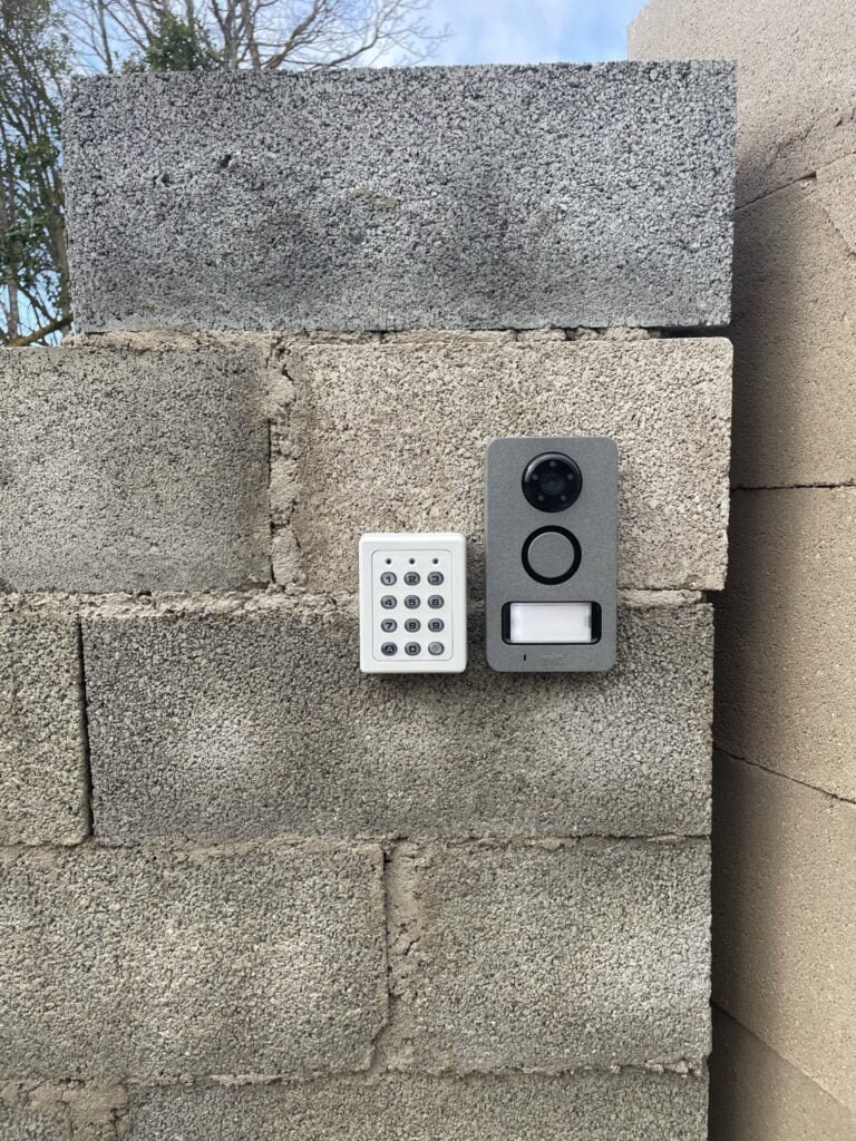 Portier vidéo et digicode installés à Caraman (31460) par GPA Automatisme. Contrôle d'accès sécurisé et moderne pour une gestion facile de votre entrée