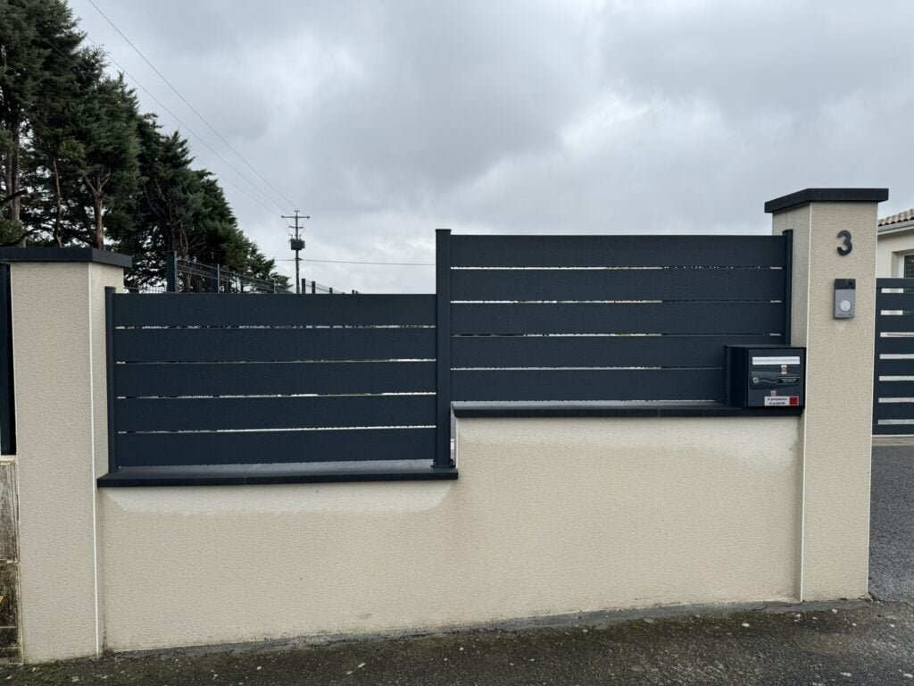 Clôture, portail, portillon noirs et portier vidéo installés à Toulouse (31000) par GPA Automatisme. Solution sécurisée et pratique pour une entrée moderne et contrôlée