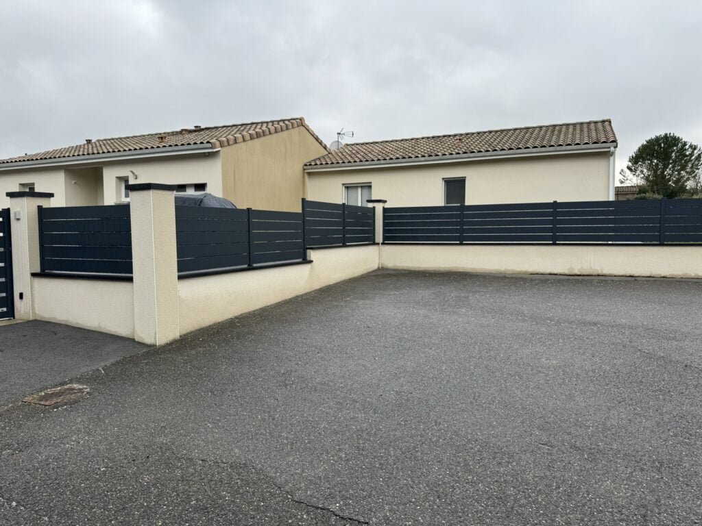 Clôture, portail et portillon noirs installés à Caraman (31460) par GPA Automatisme. Solution élégante et sécurisée pour une entrée moderne