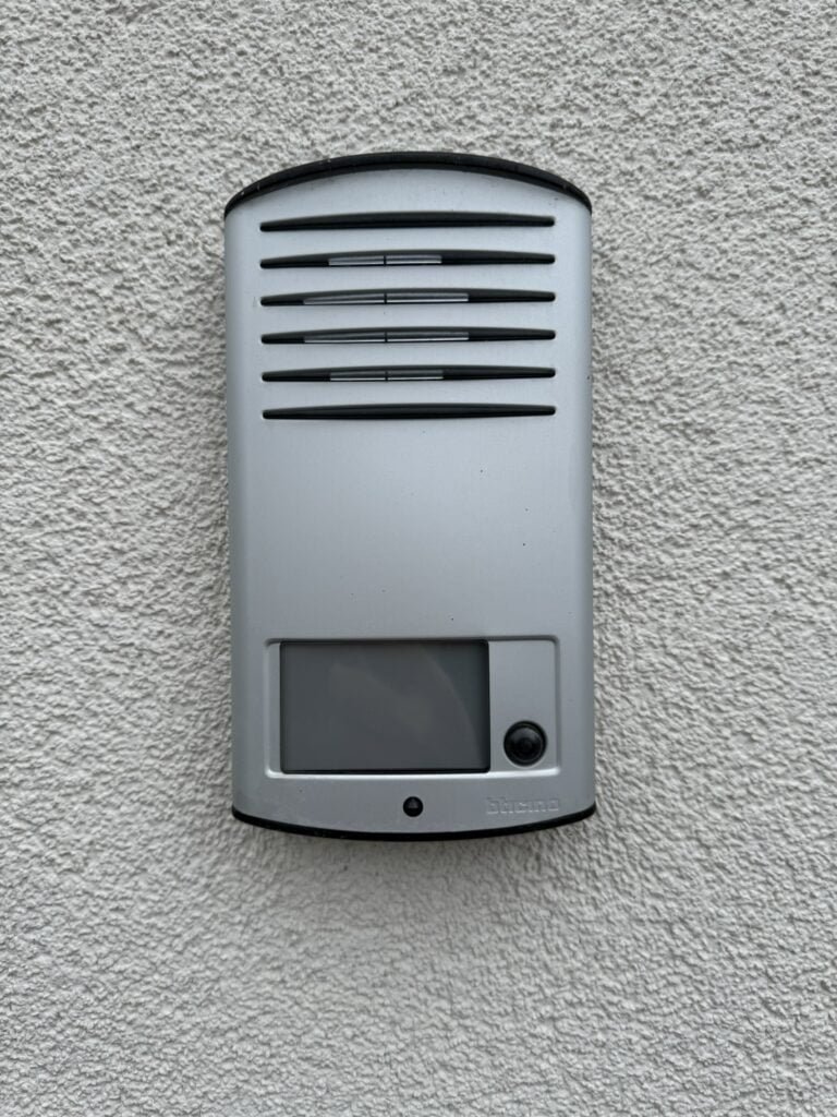 Portier audio installé à Loubens-Lauragais (31460) par GPA Automatisme. Contrôle d’accès sécurisé avec audio pour une gestion des entrées simplifiée