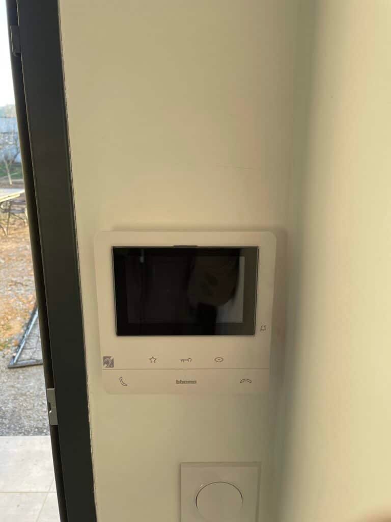 Portier vidéo installé à Nailloux (31560) par GPA Automatisme. Sécurisation des accès avec vidéo pour une gestion complète des visiteurs