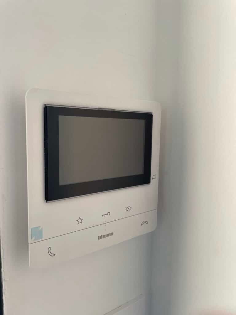 Portier vidéo installé à Nailloux (31560) par GPA Automatisme. Sécurisation des accès avec vidéo pour une gestion complète des visiteurs