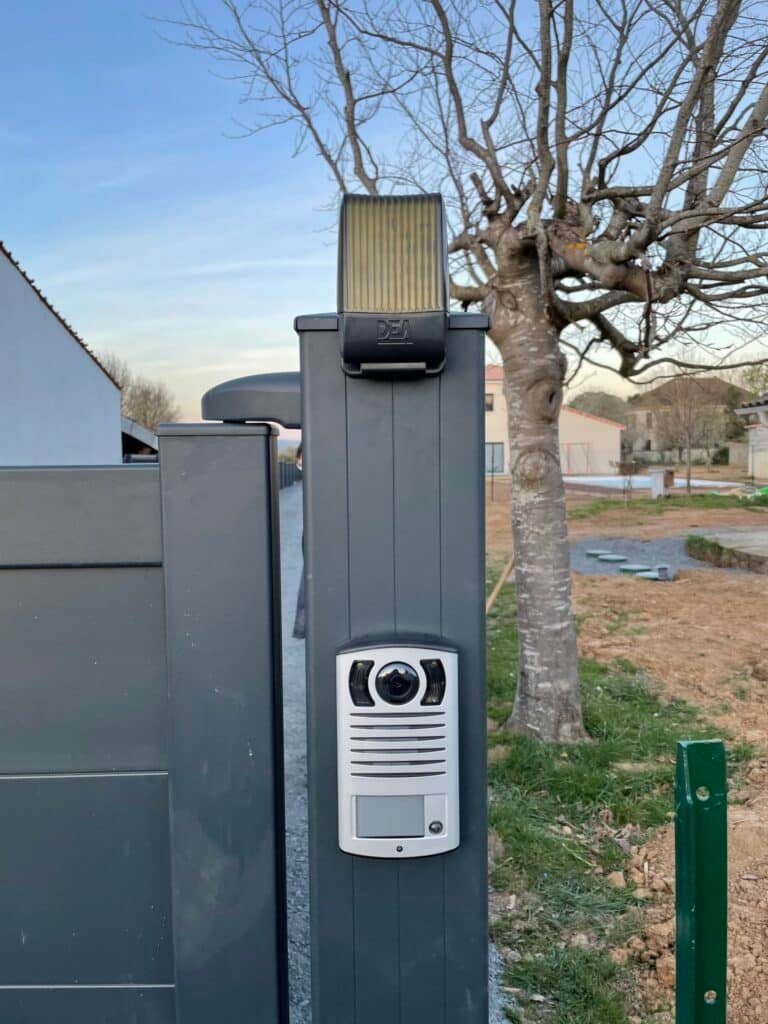 Portier vidéo installé à Saint-Orens-de-Gameville (31650) par GPA Automatisme. Sécurisation et contrôle des accès avec vidéo pour une gestion optimale des entrées