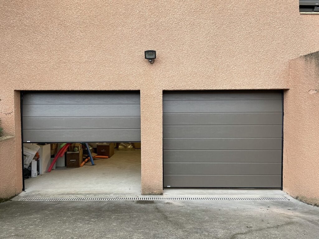 Portail sectionnel double gris motorisé installé à Caraman (31460) par GPA Automatisme. Sécurisation et design moderne pour une entrée élégante et pratique