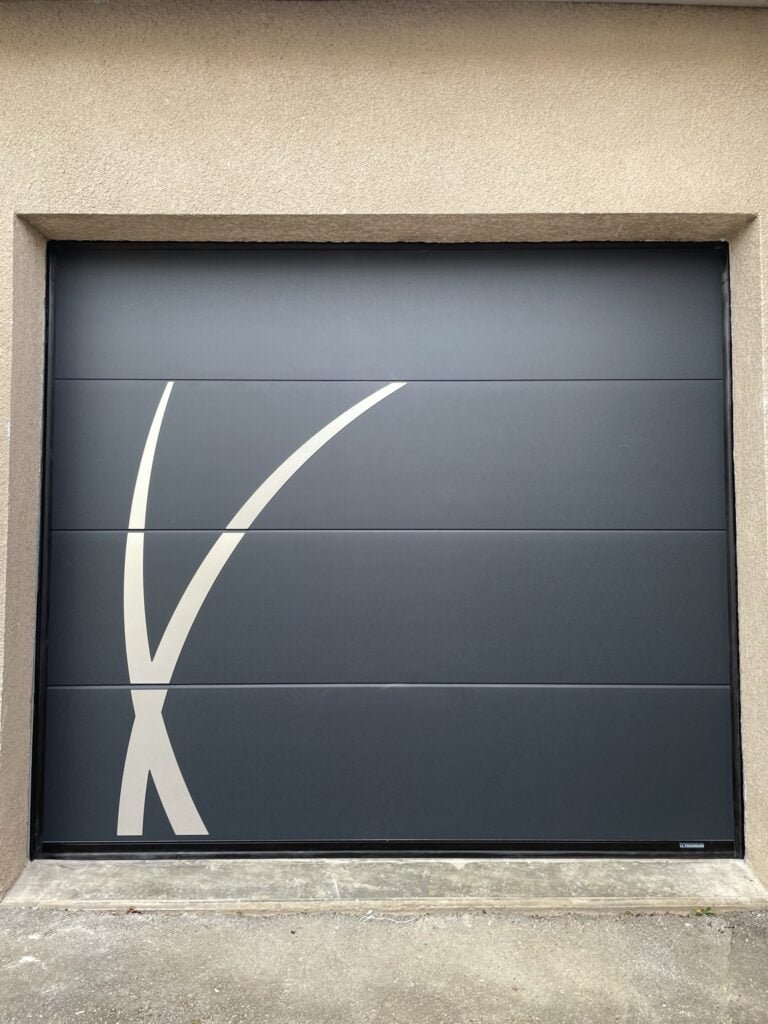 Portail sectionnel motorisé gris avec design moderne installé à Mascarville (31460) par GPA Automatisme. Sécurisation et esthétique pour une entrée pratique et élégante.