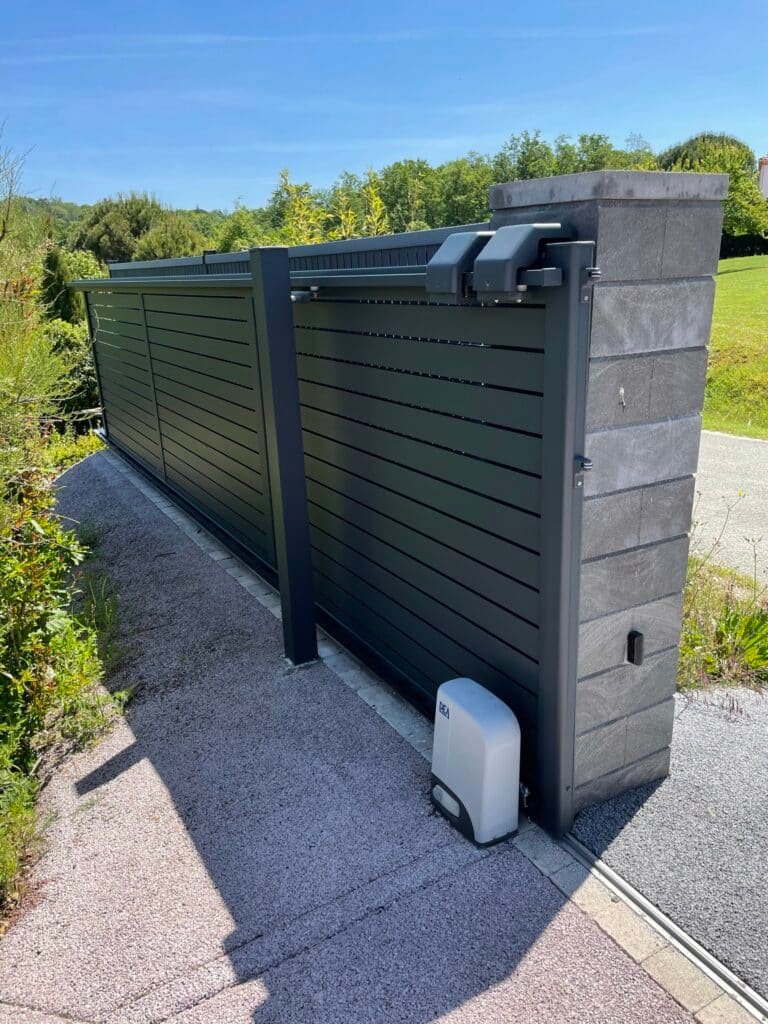 Portail coulissant gris 7016 motorisé installé à Auterive (31190) par GPA Automatisme. Élégance, robustesse et automatisation pour une entrée sécurisée et moderne.