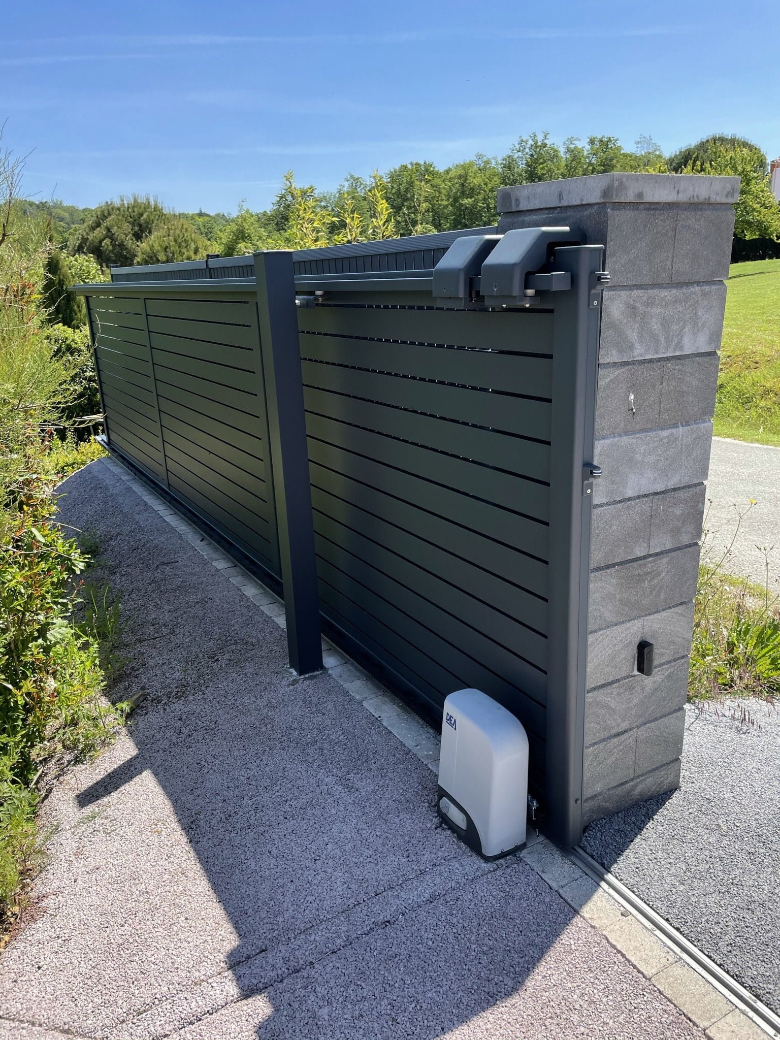 Portail coulissant gris 7016 motorisé installé à Auterive (31190) par GPA Automatisme. Élégance, robustesse et automatisation pour une entrée sécurisée et moderne.