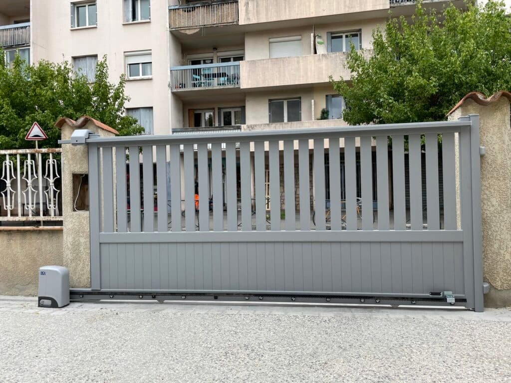 Portail coulissant gris motorisé installé à Péchabou (31320) par GPA Automatisme. Sécurisation et confort avec une motorisation performante adaptée aux particuliers et professionnels