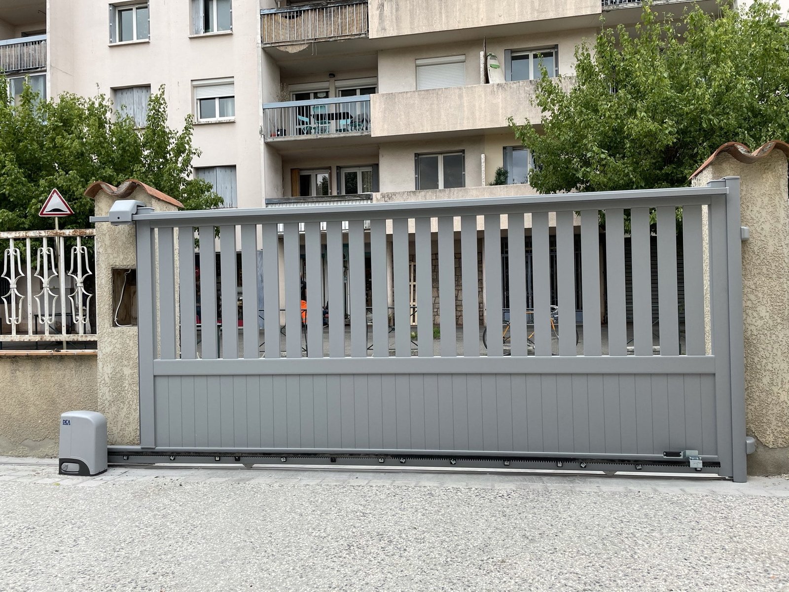 Portail coulissant gris motorisé installé à Péchabou (31320) par GPA Automatisme. Sécurisation et confort avec une motorisation performante adaptée aux particuliers et professionnels