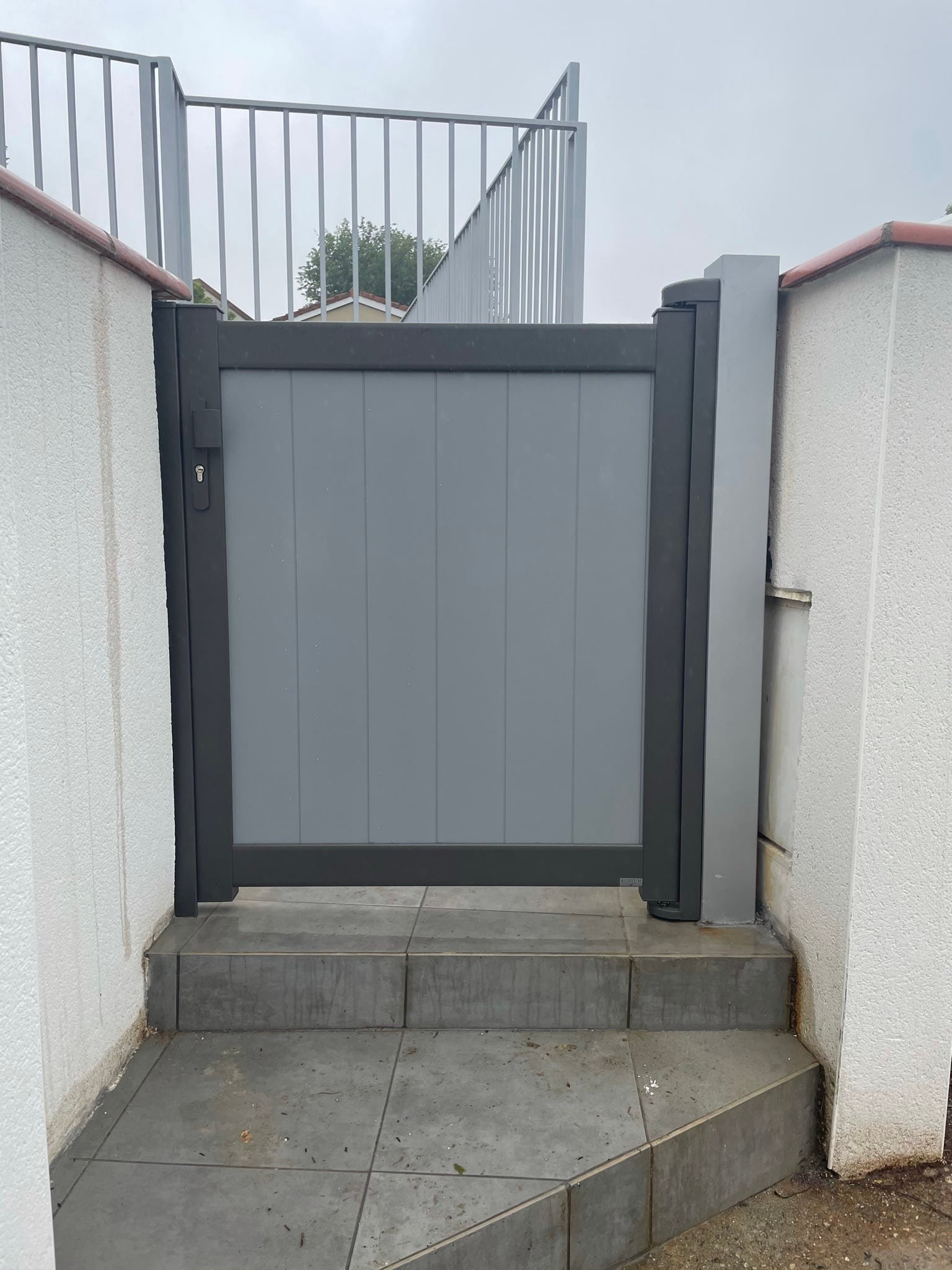 Portillon en aluminium bicolore avec gâche électrique installé à Verfeil (31590) par GPA Automatisme. Sécurité et modernité avec un design élégant et un contrôle d’accès optimisé.