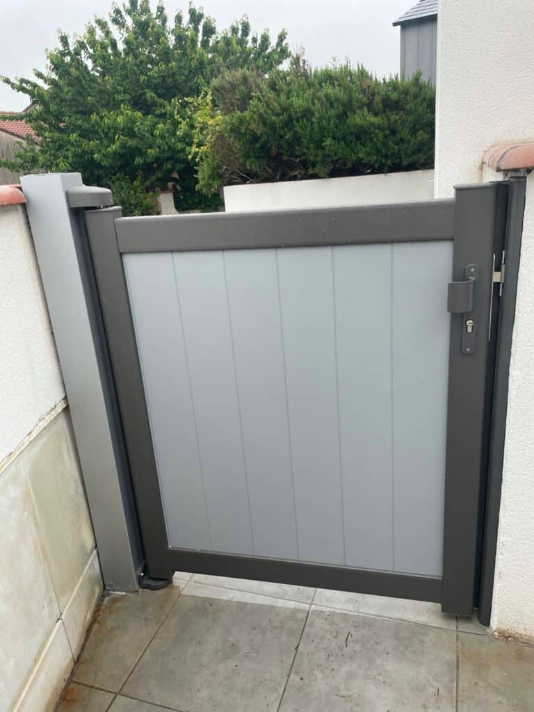 Portillon en aluminium bicolore avec gâche électrique installé à Verfeil (31590) par GPA Automatisme. Sécurité et modernité avec un design élégant et un contrôle d’accès optimisé