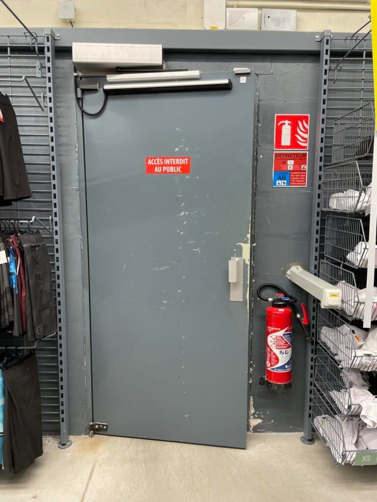 Porte en acier avec ferme-porte et digicode personnel installée à Castelnaudary (11400) par GPA Automatisme. Sécurisation des accès avec systèmes de contrôle d’entrée modernes.