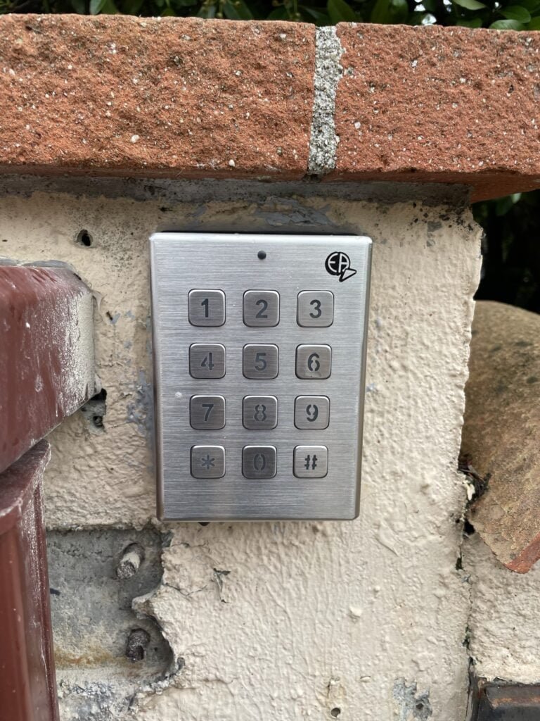 Digicode installé à Baziège (31450) par GPA Automatisme. Sécurisation des accès avec un système de contrôle d’entrée pratique et fiable