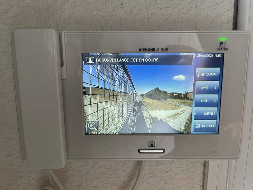 Portier vidéo installé à Castelnaudary (11400) par GPA Automatisme. Contrôle d’accès sécurisé avec vidéo pour une gestion optimale des visiteurs