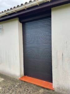 Volets roulants noirs installés à Mascarville (31460) par GPA Automatisme. Sécurisation et modernité avec une isolation thermique optimale