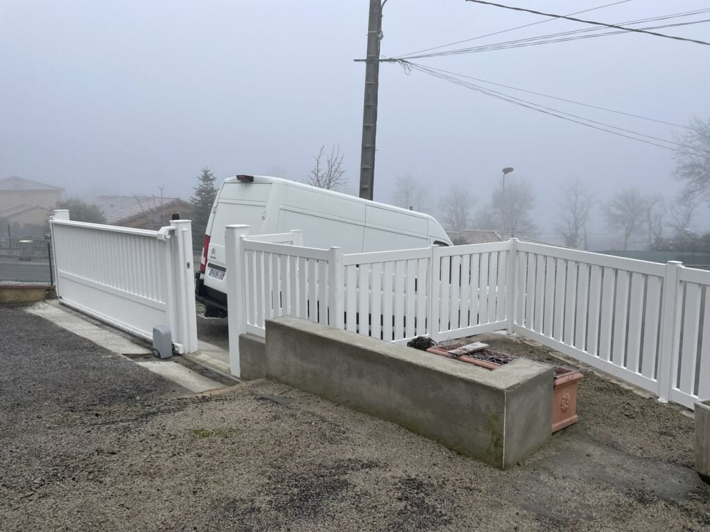 Clôture, garde-corps, portail, portillon et volet roulant installés à Villefranche-de-Lauragais (31290) par GPA Automatisme. Solution complète pour sécuriser et moderniser votre extérieur