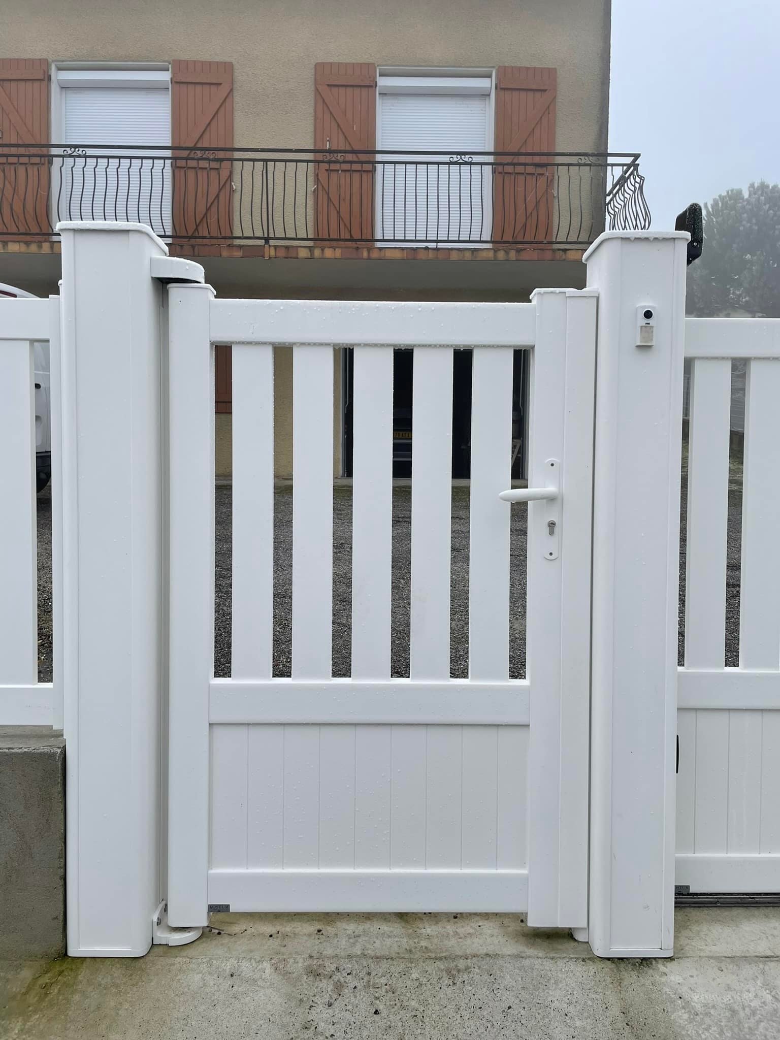 Portillon blanc avec clôture assortie installé à Montastruc-la-Conseillère (31380) par GPA Automatisme. Élégance, modernité et sécurité pour une entrée harmonieuse.