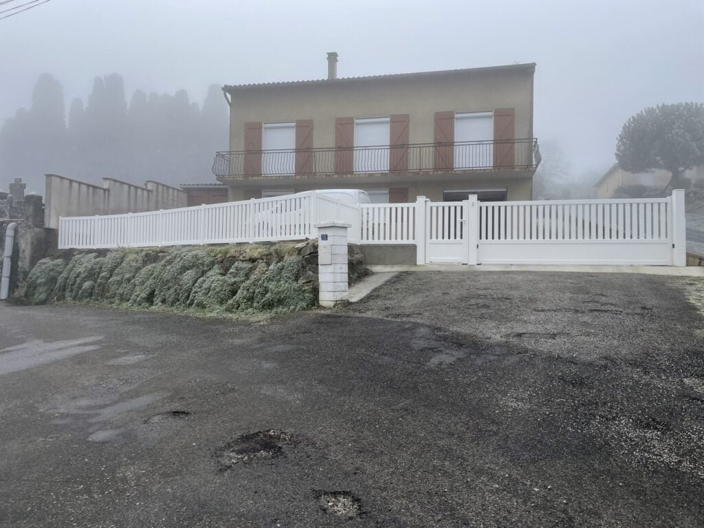 Clôture, garde-corps, portail, portillon et volet roulant installés à Caraman (31460) par GPA Automatisme. Solution complète pour sécuriser et moderniser votre espace extérieur