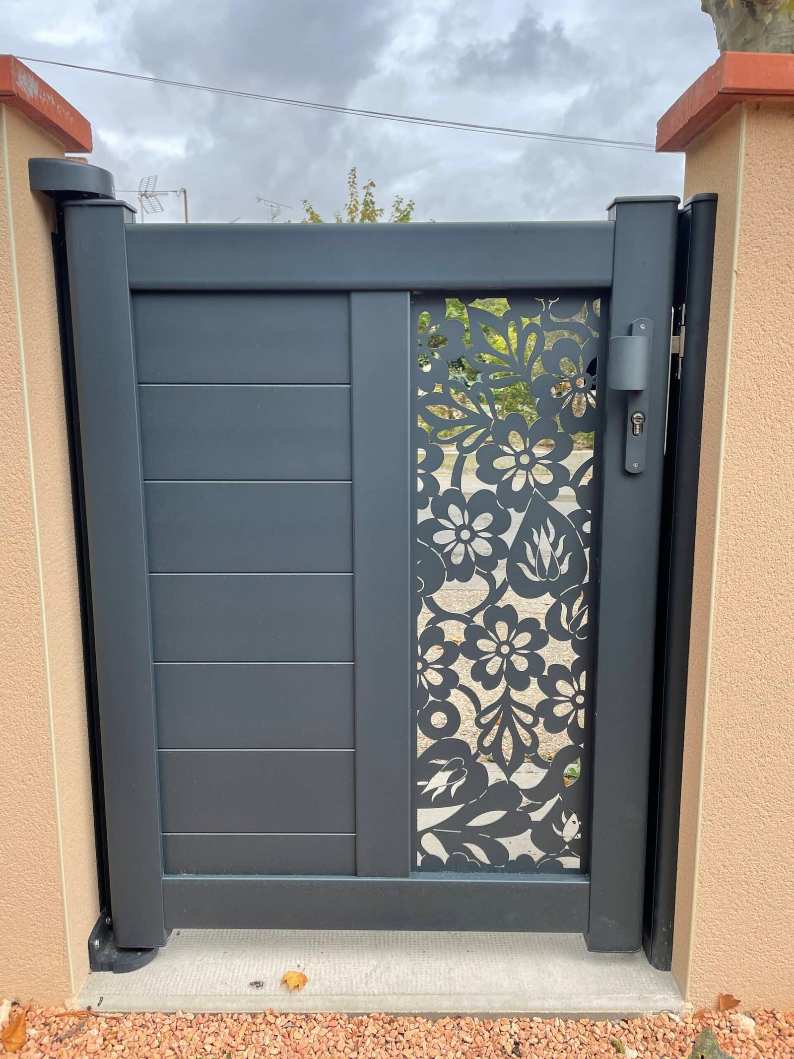 Portillon design en aluminium gris avec insert floral installé à Saint-Rome (31290) par GPA Automatisme. Élégance et modernité pour une entrée unique et sécurisée