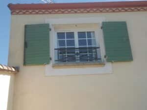 Volets battants verts 2 vantaux installés à Péchabou (31320) par GPA Automatisme. Élégance et sécurité avec un design classique et durable