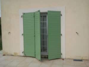 Volets battants verts 3 vantaux installés à Saint-Élix-le-Château (31410) par GPA Automatisme. Élégance traditionnelle et robustesse pour une entrée sécurisée et esthétique