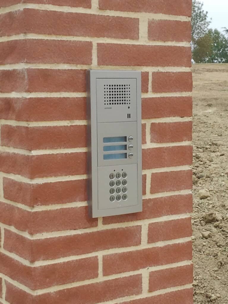 Portier vidéo et digicode installés pour copropriété et professionnels à Toulouse (31000) par GPA Automatisme. Contrôle d'accès sécurisé et pratique pour immeubles et locaux commerciaux