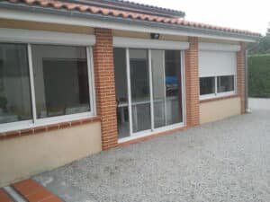 Volet roulant motorisé installé sur une magnifique façade à Montclar-Lauragais (31290) par GPA Automatisme. Sécurisation et design élégant pour une intégration parfaite à l’architecture