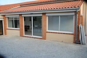 Volet roulant motorisé installé sur une magnifique façade à Montclar-Lauragais (31290) par GPA Automatisme. Sécurisation et design élégant pour une intégration parfaite à l’architecture