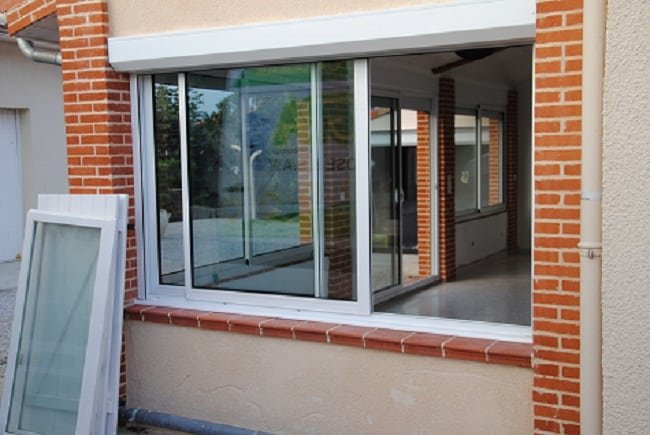 Volet roulant motorisé installé sur une magnifique façade à Montclar-Lauragais (31290) par GPA Automatisme. Sécurisation et design élégant pour une intégration parfaite à l’architecture