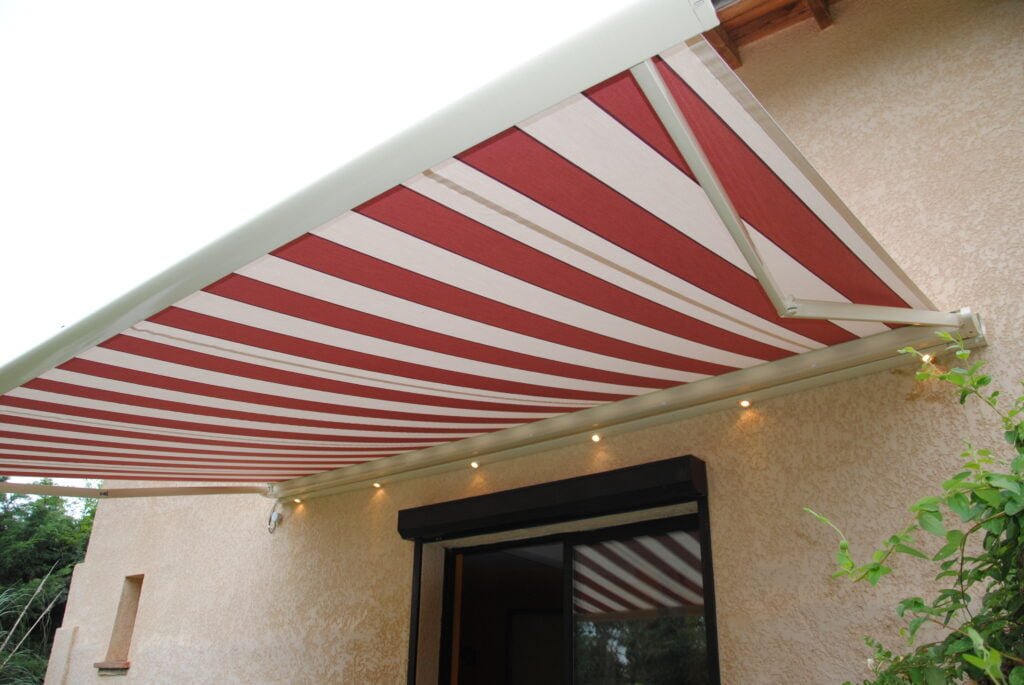 Store banne coffre motorisé avec rétraction vent installé à Carmiac (31460) par GPA Automatisme. Protection solaire optimale avec rétraction automatique en cas de vent fort.