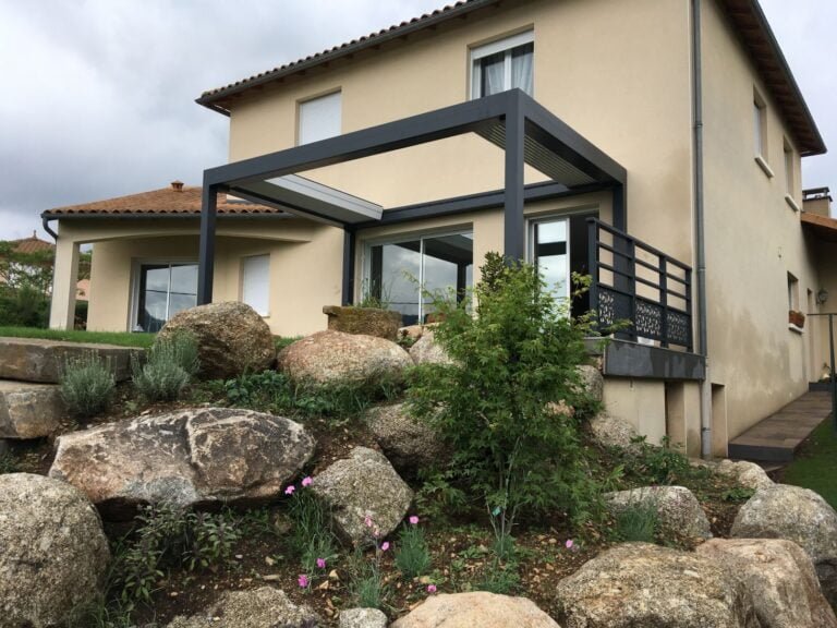 Pergola rétractable installée à Castelnaudary (11400) par GPA Automatisme. Solution flexible pour réguler l'ombre et la lumière de votre espace extérieur